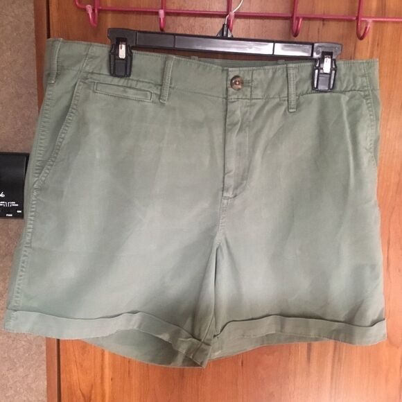 NWOT. GAP Women’s Shorts Size 14 Green - Picture 1 of 11